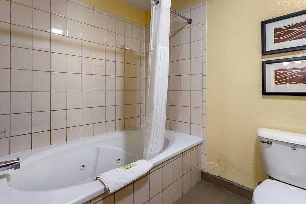 Comfort Inn & Suites North Aurora – Naperville has jacuzzi suites