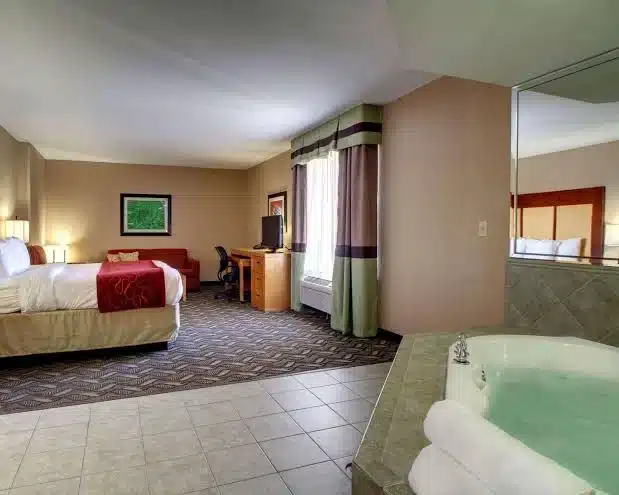 Comfort Suites Airport Flowood has jacuzzi suites