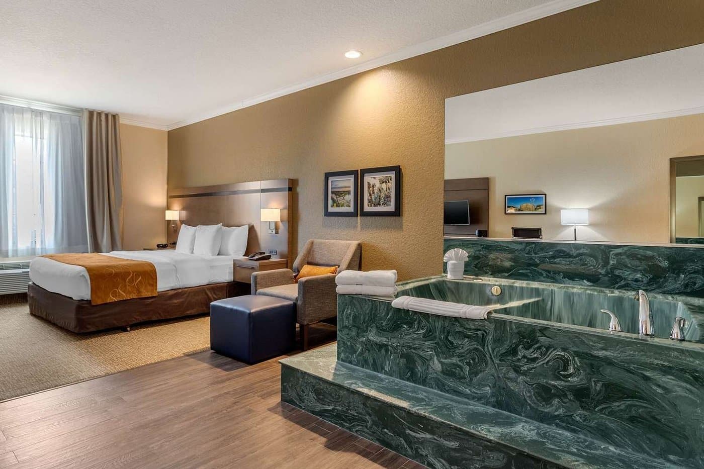 Comfort Suites Baytown I - 10 has jacuzzi suites