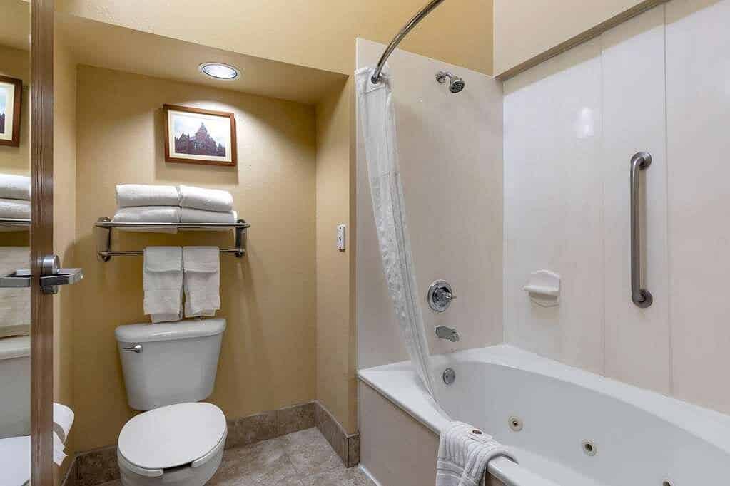 Comfort Suites DFW Airport has jacuzzi suites