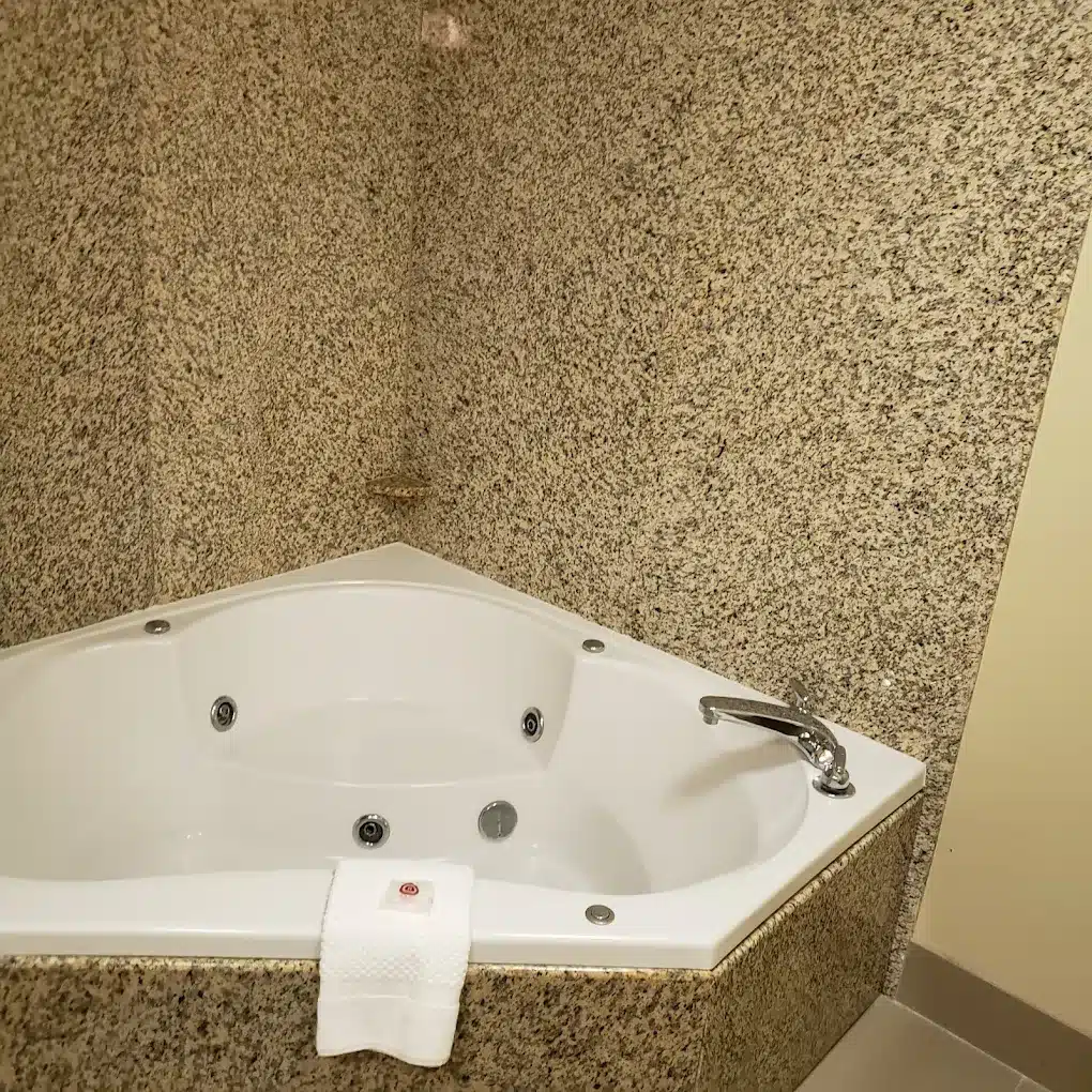 Comfort Suites DFW N/Grapevine has jacuzzi suites