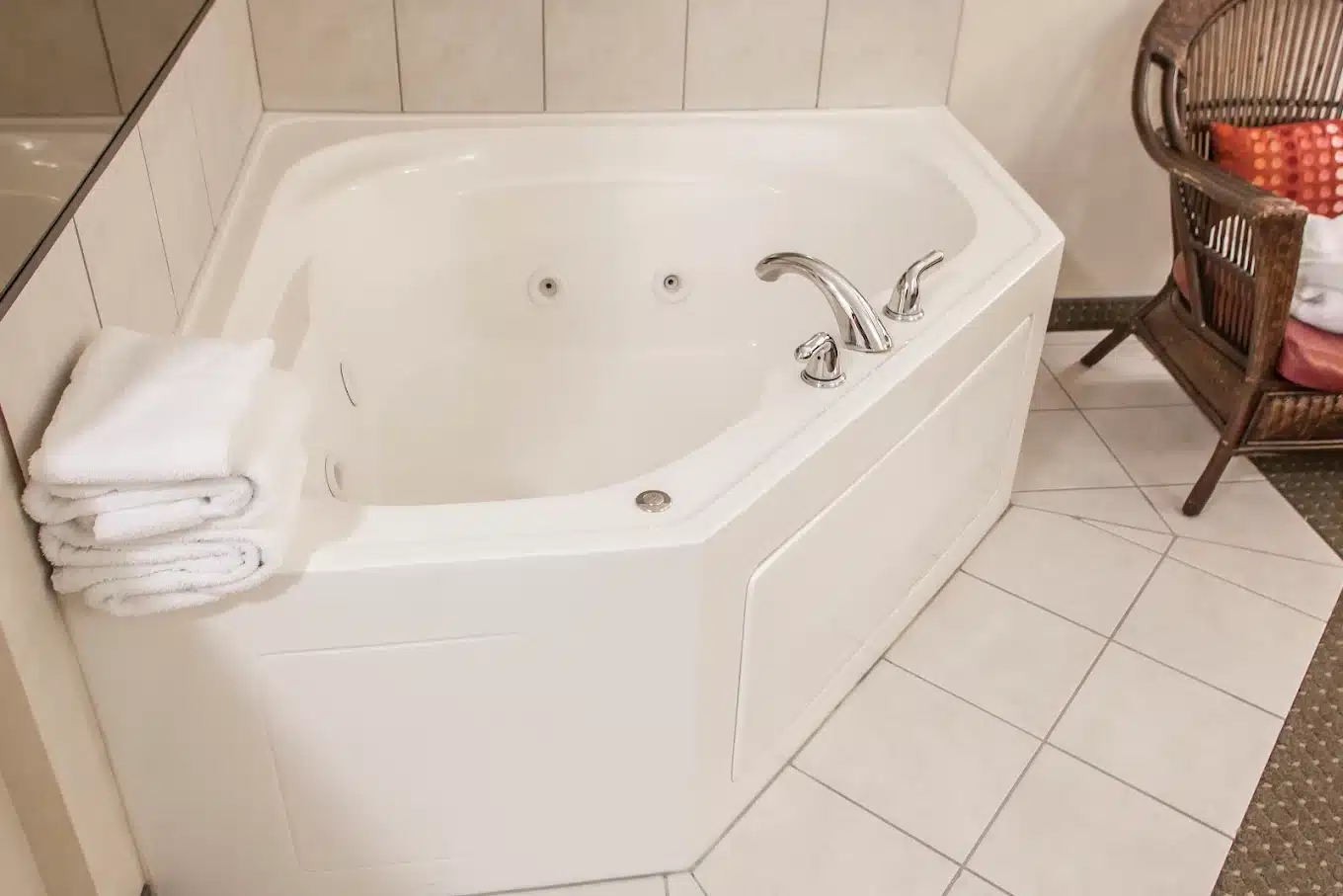 Comfort Suites Elgin has jacuzzi suites