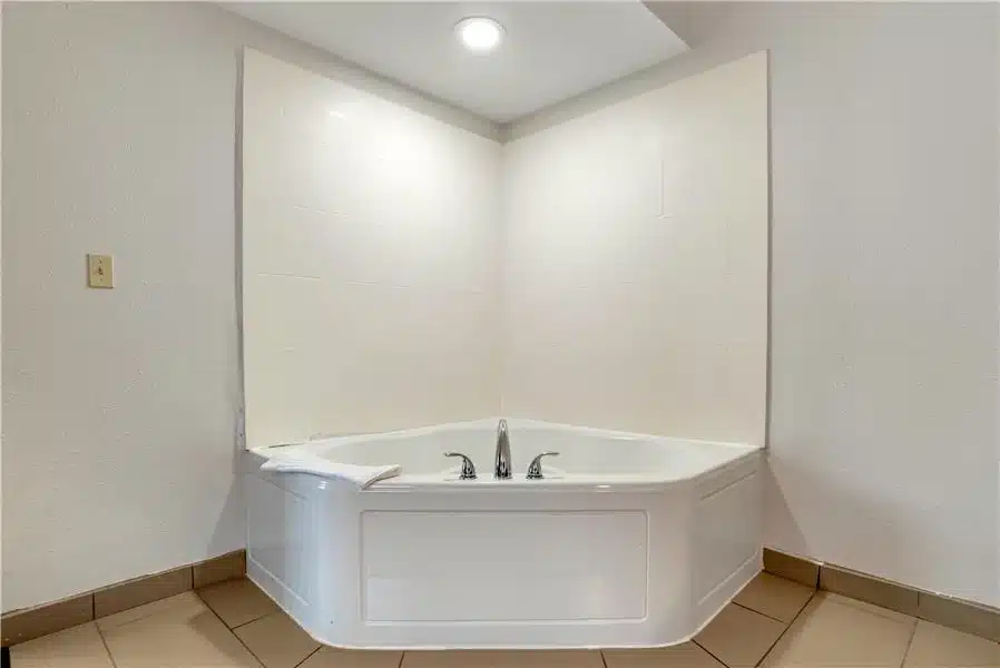 Comfort Suites Hattiesburg near University has jacuzzi suites