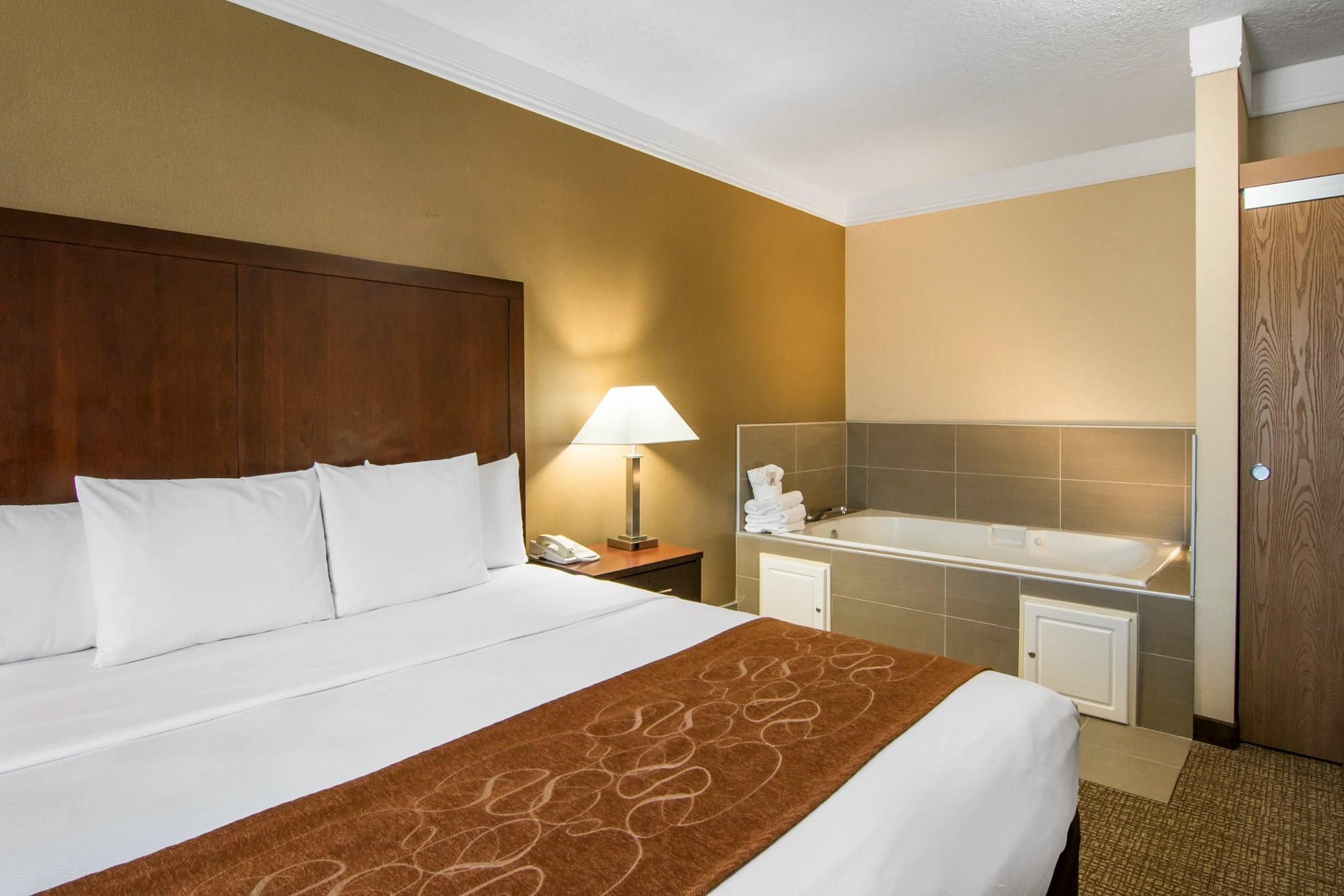 Comfort Suites Linn County Fairgrounds and Expo has jacuzzi suites
