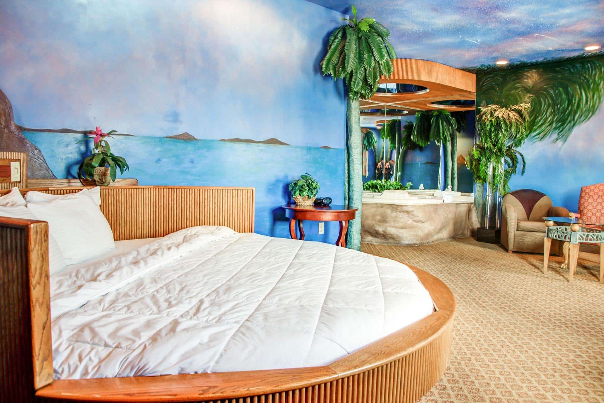 Comfort Suites Lombard - Addison has jacuzzi suites