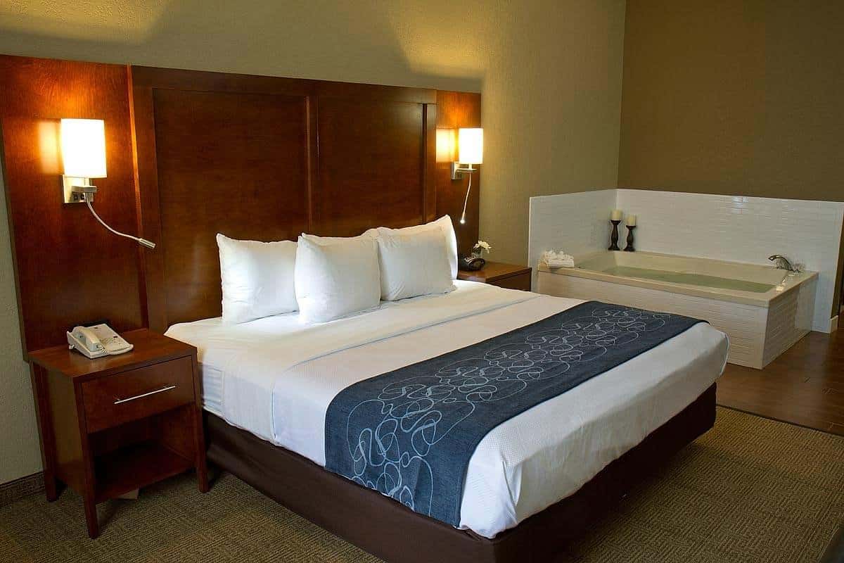 Comfort Suites Mattoon has jacuzzi suites