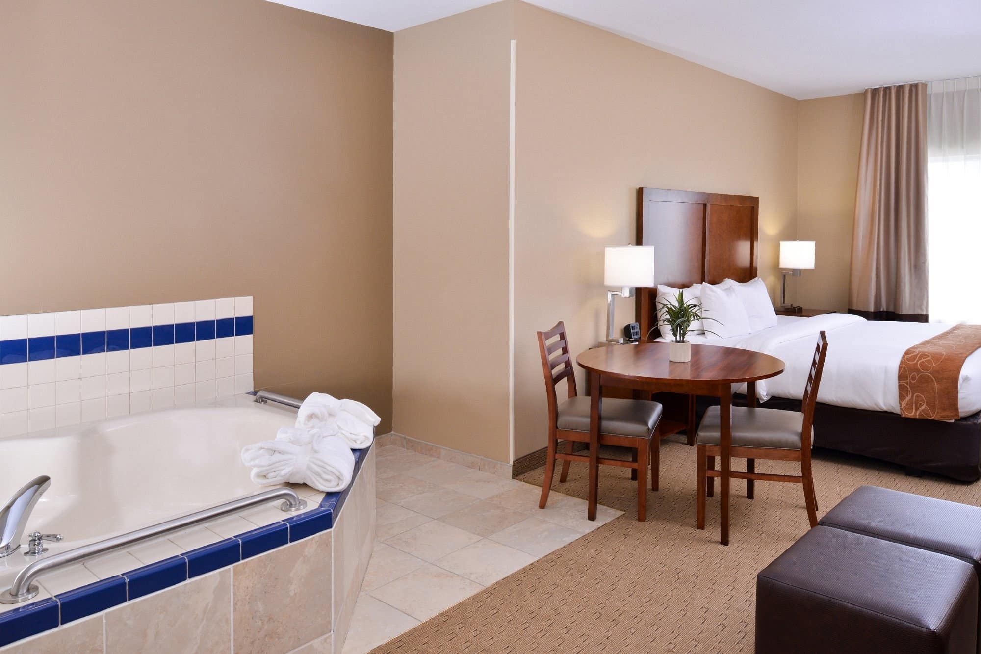 Comfort Suites Mount Vernon has jacuzzi suites