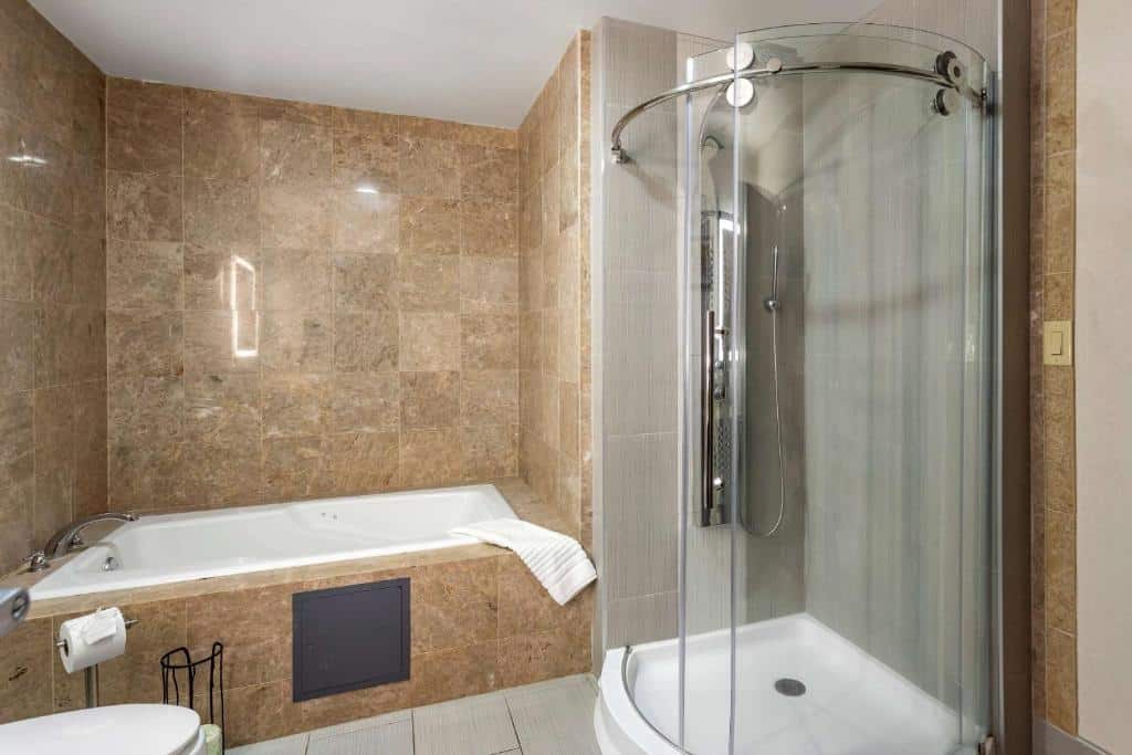 Comfort Suites Olive Branch West has jacuzzi suites