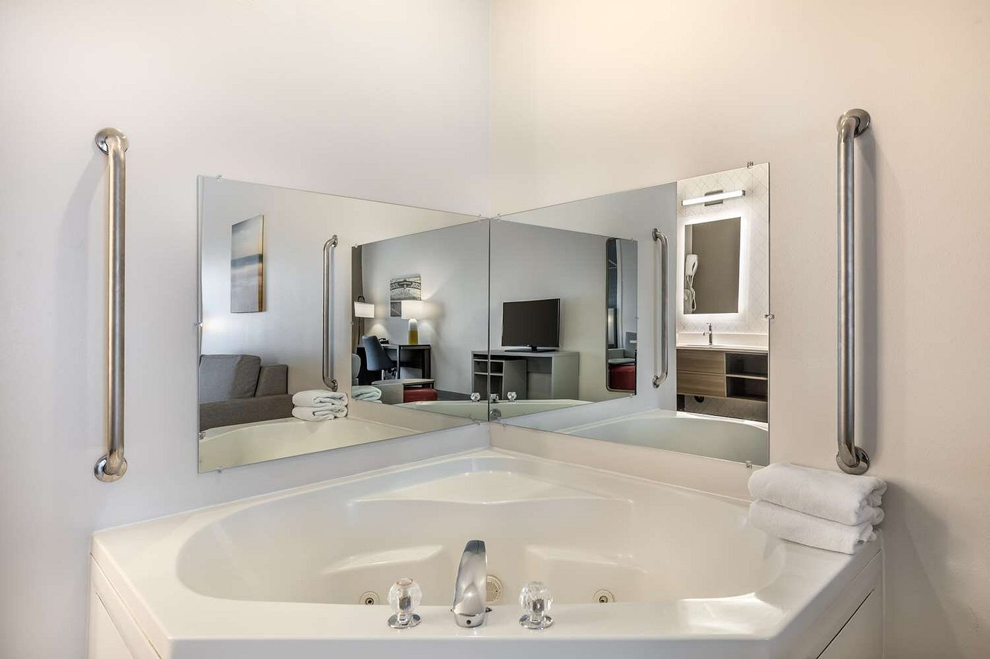 Comfort Suites Redmond Airport has jacuzzi suites