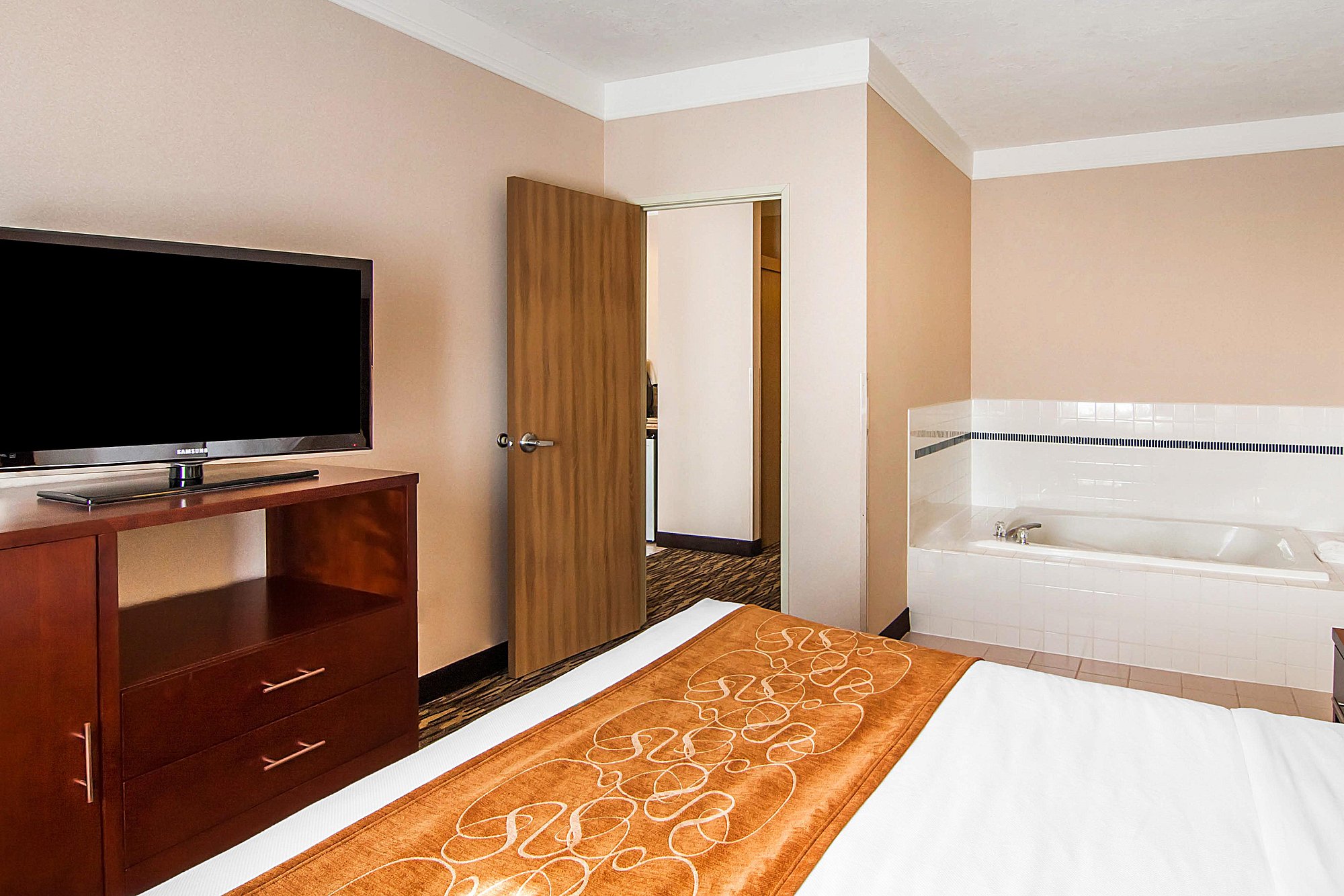 Comfort Suites Salem has jacuzzi suites