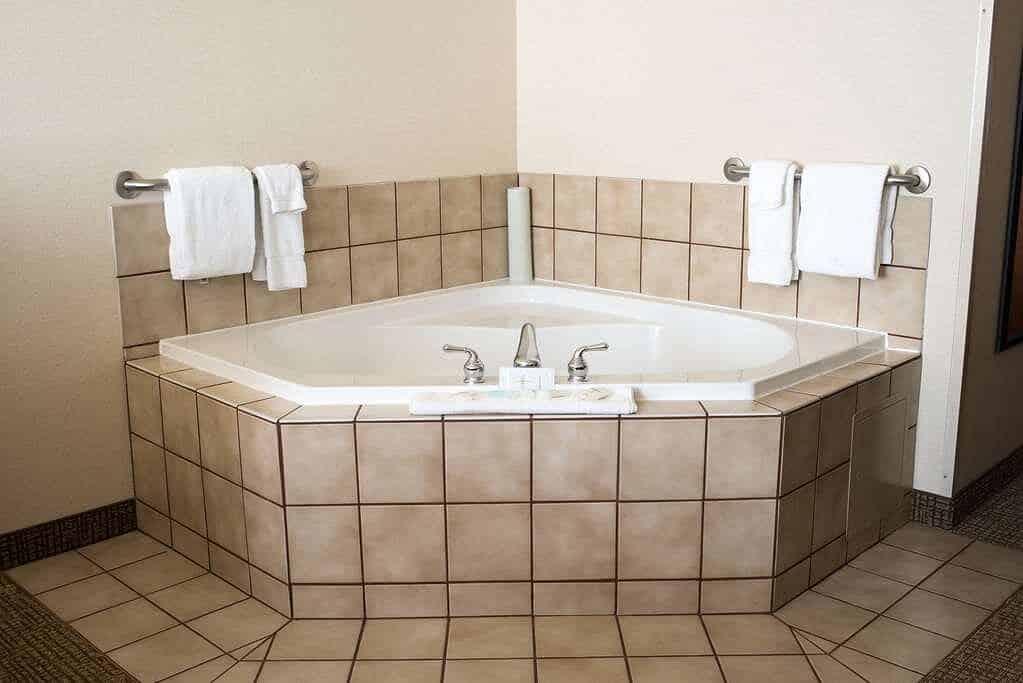 Comfort Suites Springfield RiverBend Medical has jacuzzi suites
