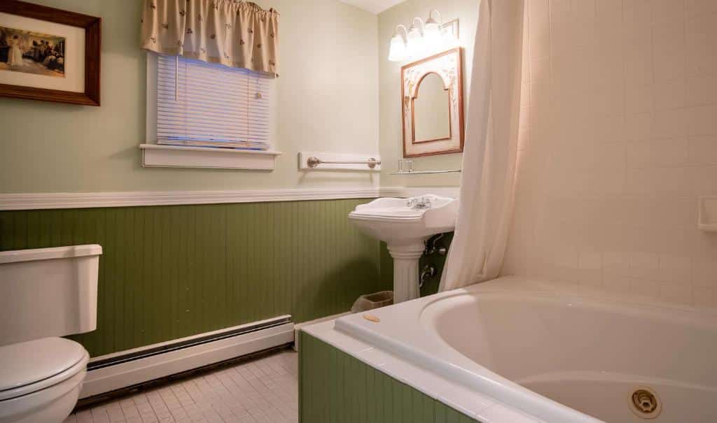 Cooper Hill Inn has jacuzzi suites