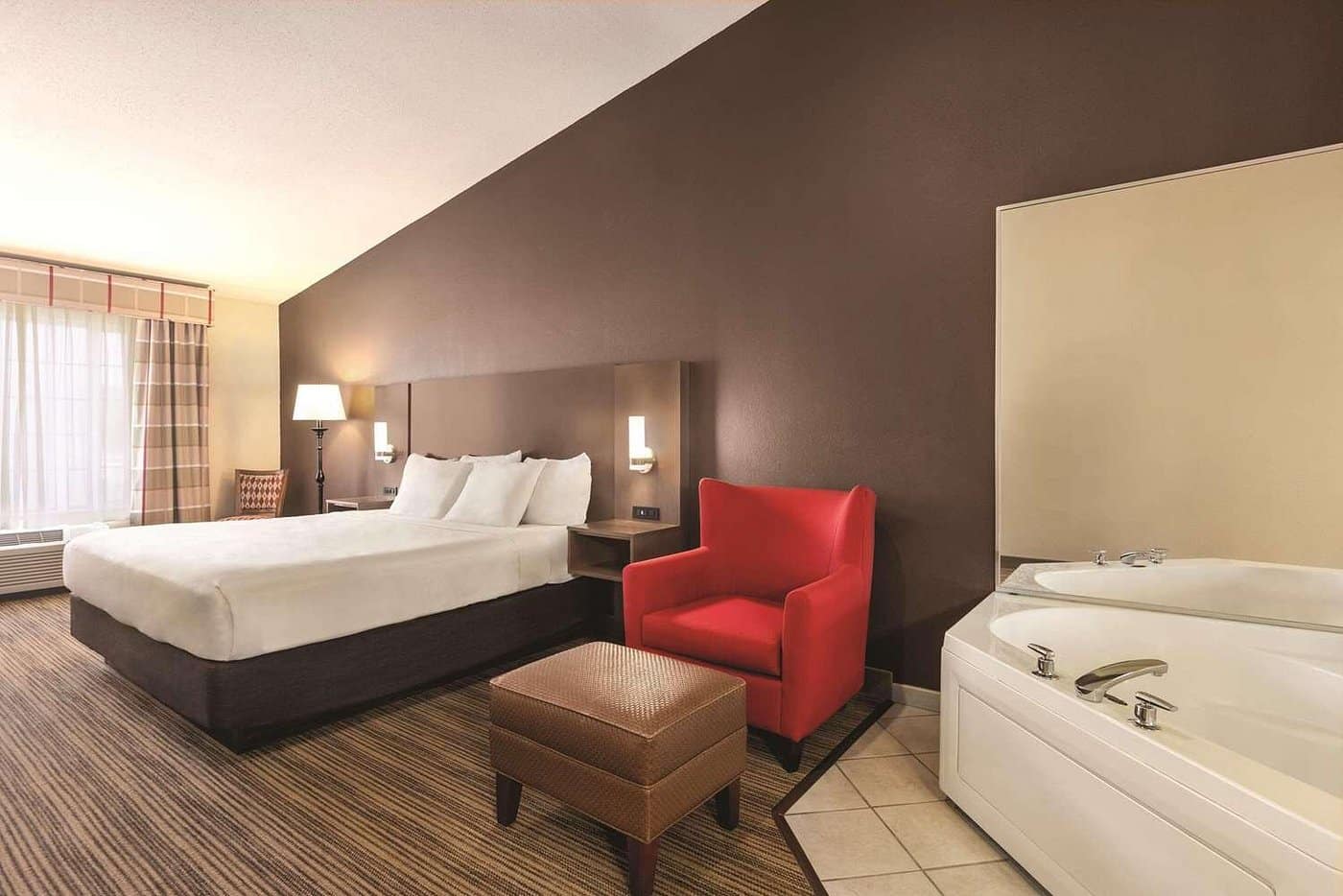 Country Inn & Suites by Radisson has jacuzzi suites
