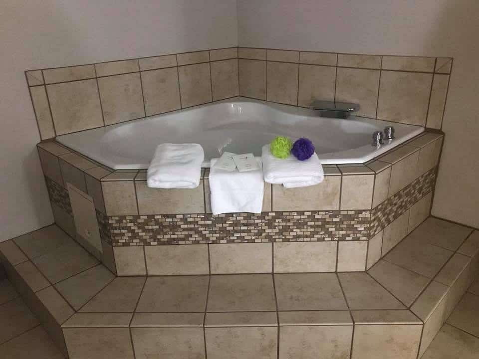 Country Inn & Suites by Radisson has jacuzzi suites