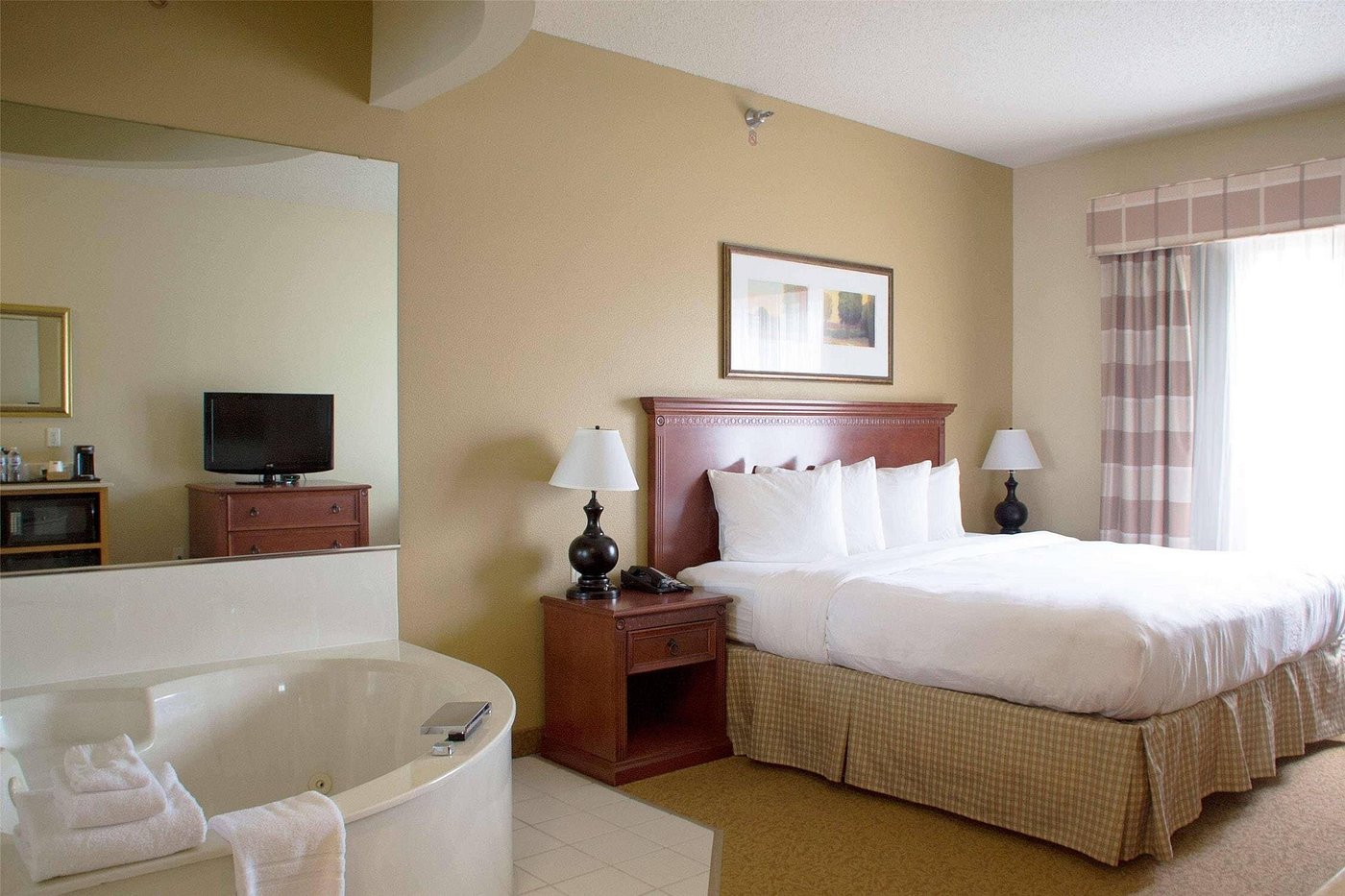 Country Inn & Suites by Radisson has jacuzzi suites