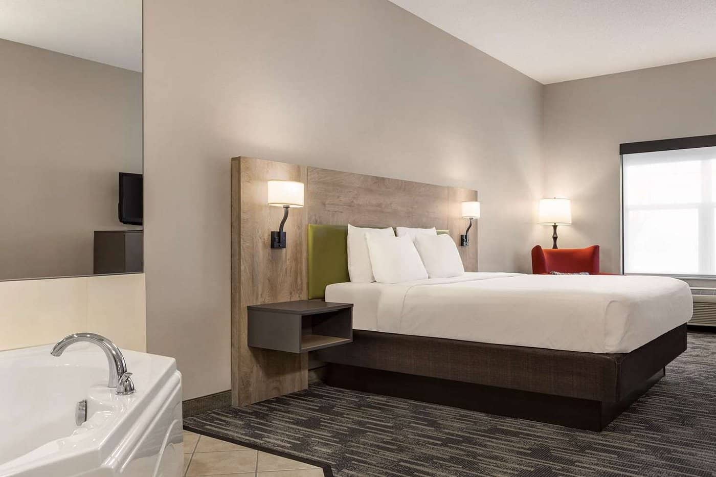 Country Inn & Suites by Radisson has jacuzzi suites