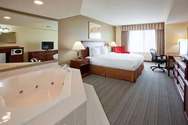 Country Inn & Suites by Radisson has jacuzzi suites