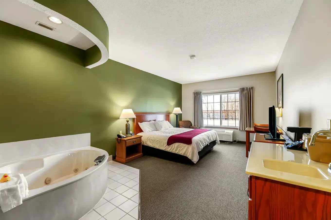 Country Inn Walker has jacuzzi suites