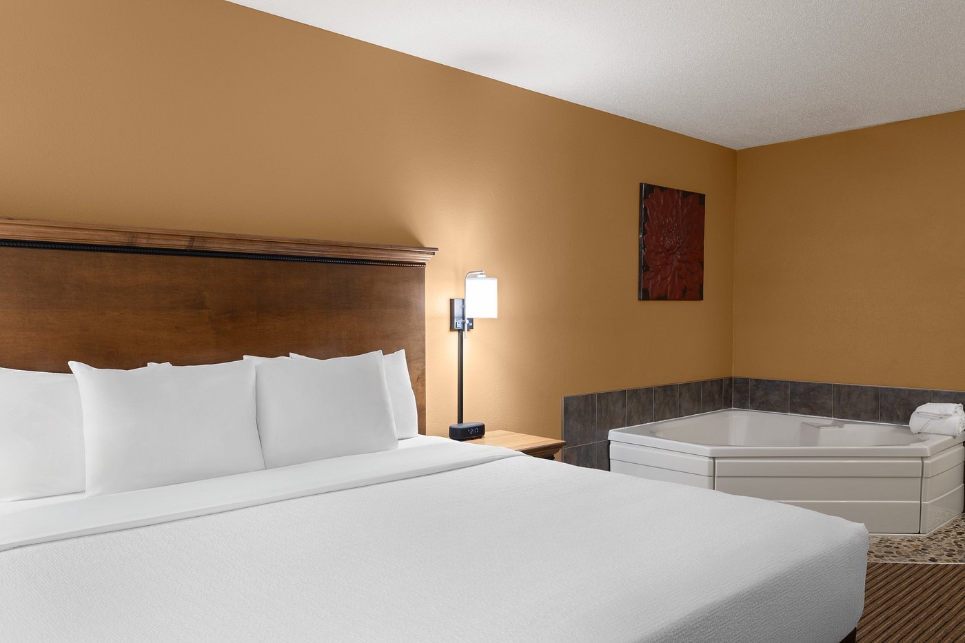 Country Inn of Two Harbors has jacuzzi suites