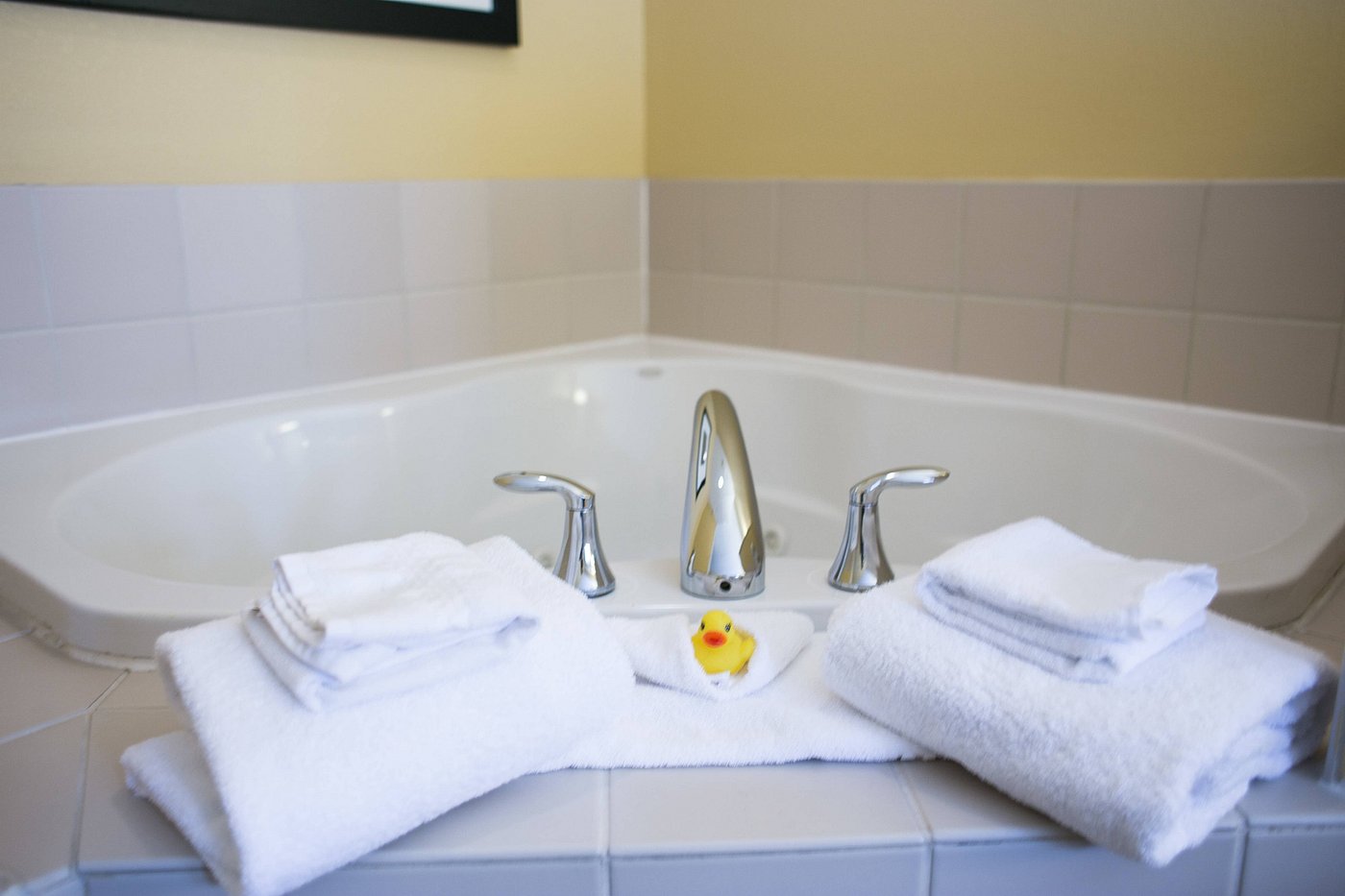 Courtyard by Marriott Fargo Moorhead has jacuzzi suites