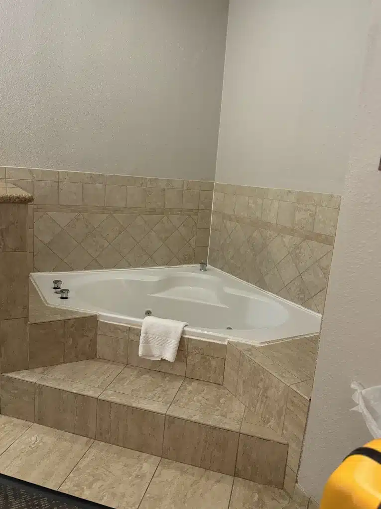 Courtyard by Marriott Lufkin has jacuzzi suites