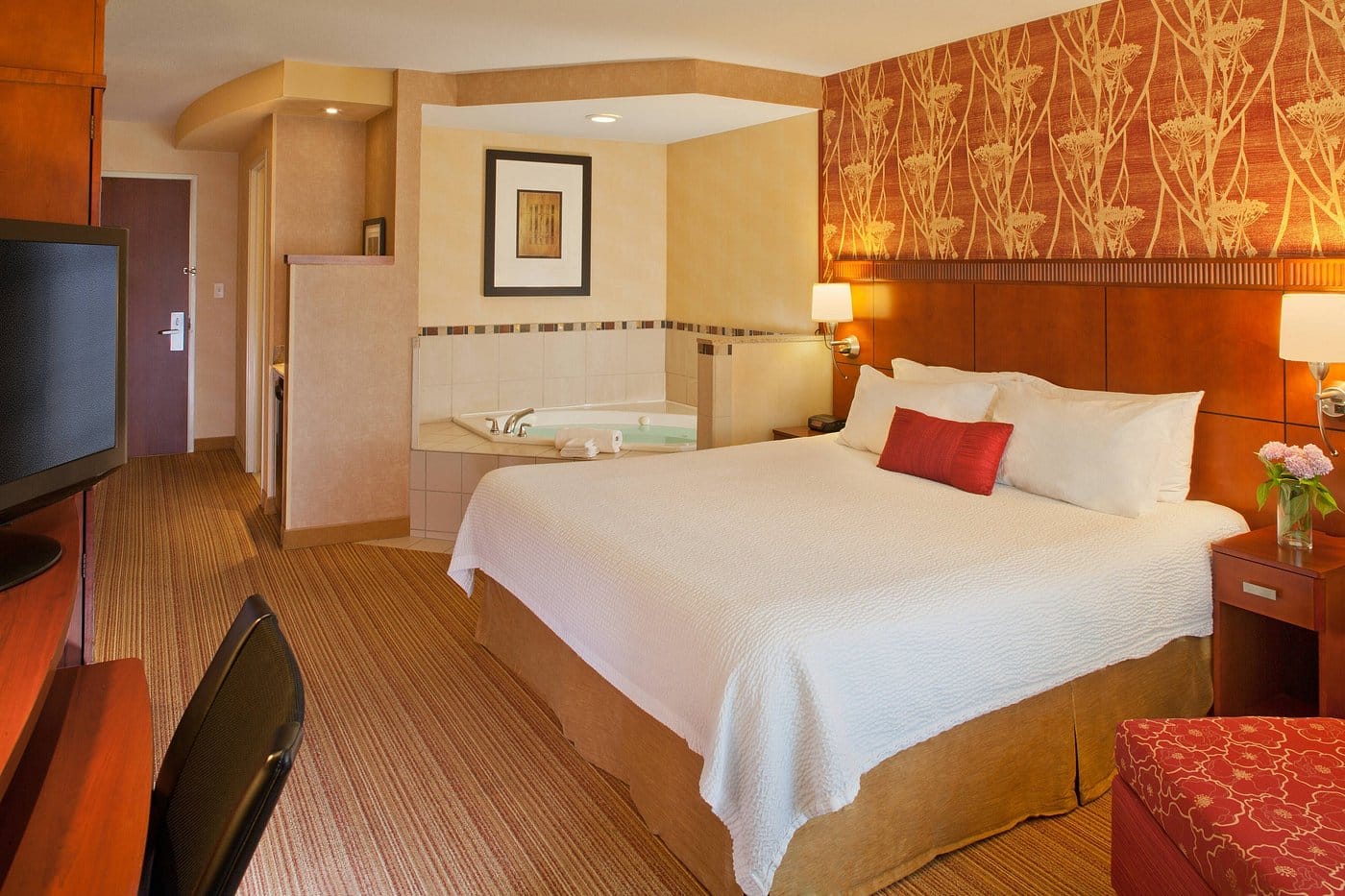 Courtyard by Marriott Medford Airport has jacuzzi suites