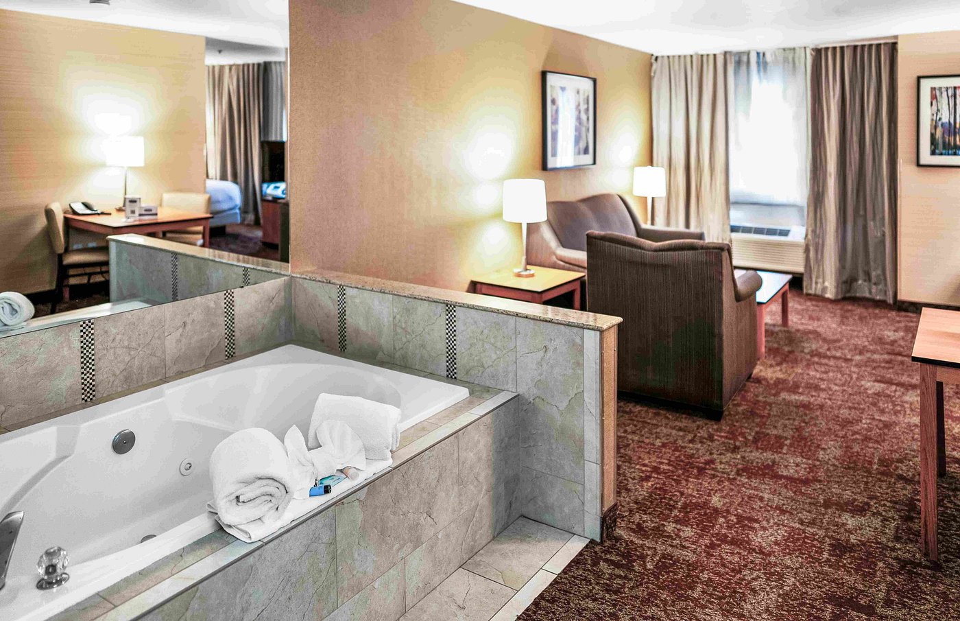 Crystal Inn Hotel & Suites Midvalley has jacuzzi suites