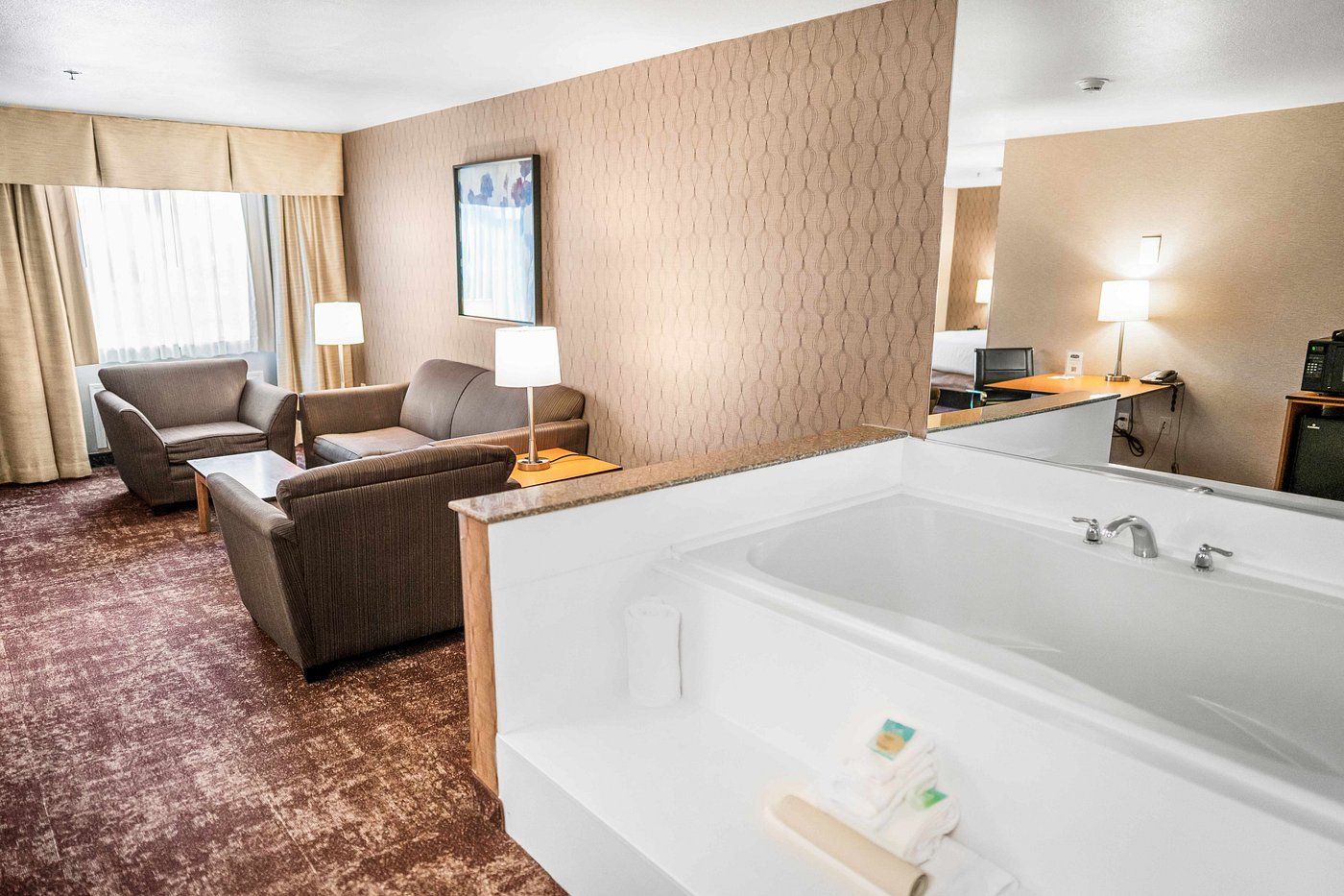 Crystal Inn Hotel & Suites – West Valley City has jacuzzi suites