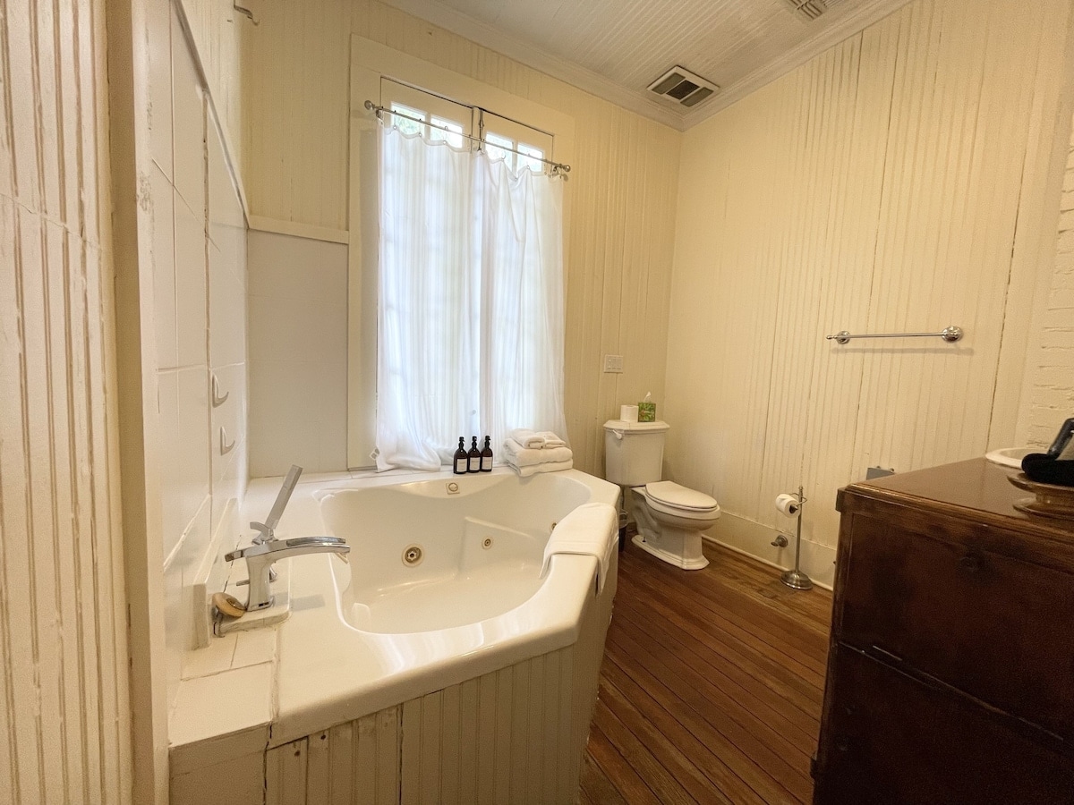 Crystal River Inn has jacuzzi suites