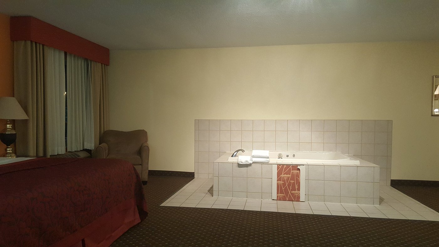 Days Inn & Suites by Wyndham Bloomington/Normal IL has jacuzzi suites