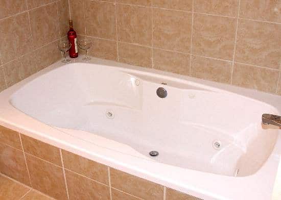 Days Inn & Suites by Wyndham Clovis has jacuzzi suites