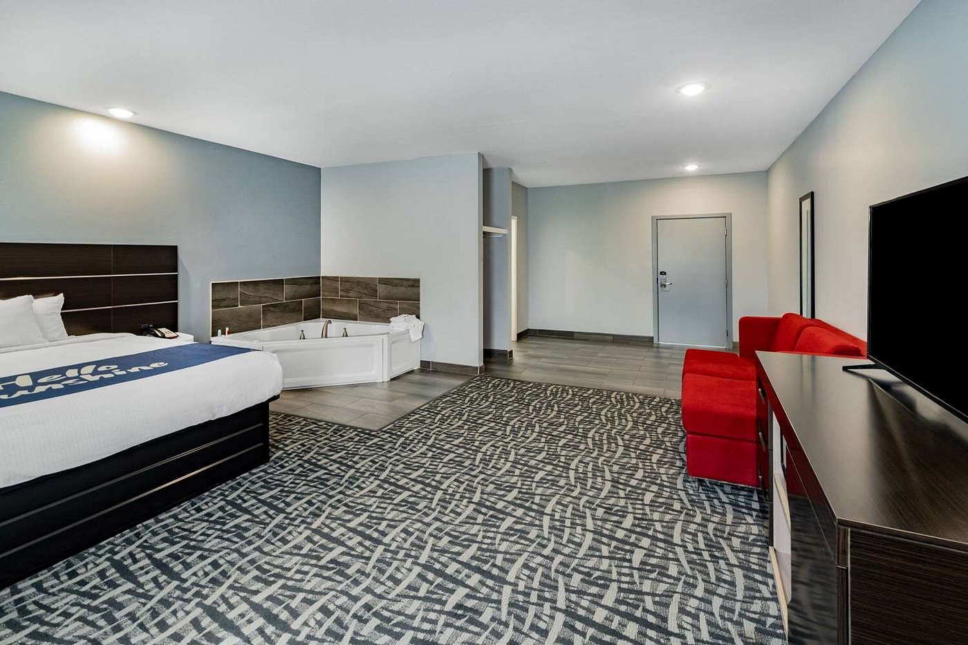 Days Inn & Suites by Wyndham Horn Lake/Memphis Graceland has jacuzzi suites