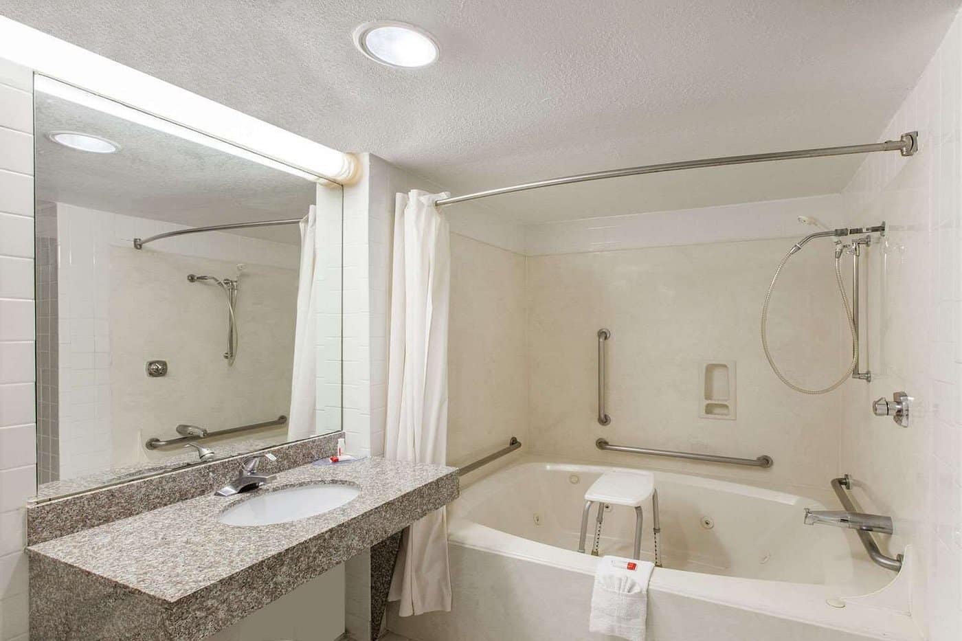 Days Inn & Suites by Wyndham Webster NASA-ClearLake-Houston has jacuzzi suites