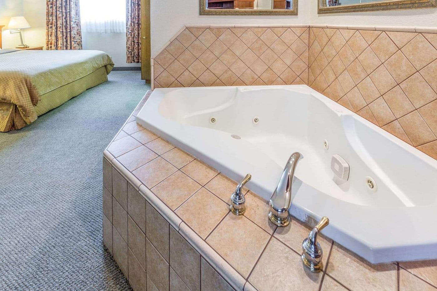 Days Inn by Wyndham Black Bear has jacuzzi suites