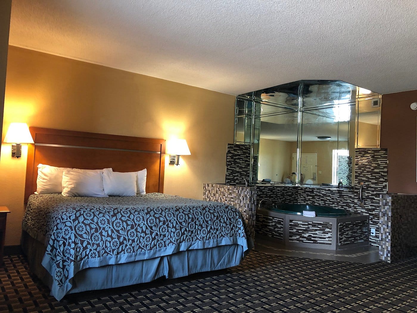 Days Inn by Wyndham Columbus MS has jacuzzi suites