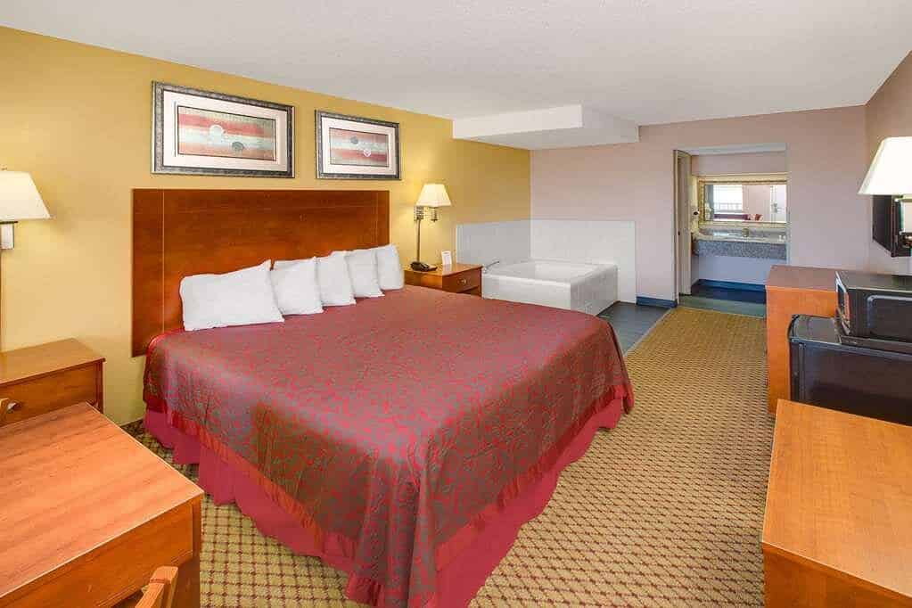 Days Inn by Wyndham Gulfport has jacuzzi suites