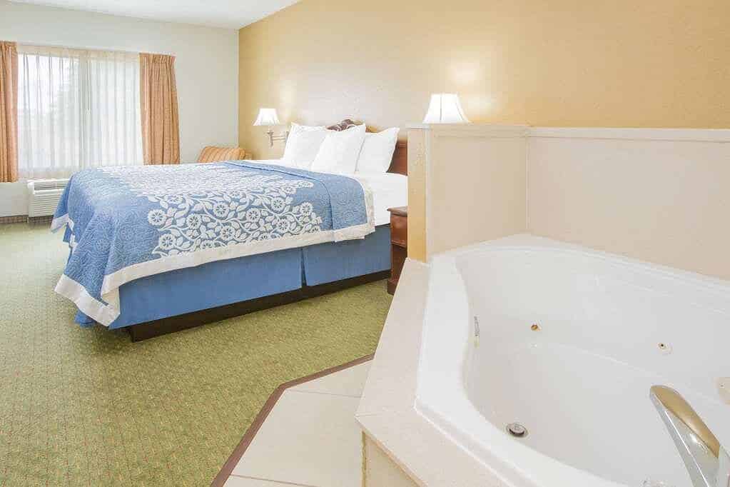 Days Inn by Wyndham Hattiesburg MS has jacuzzi suites