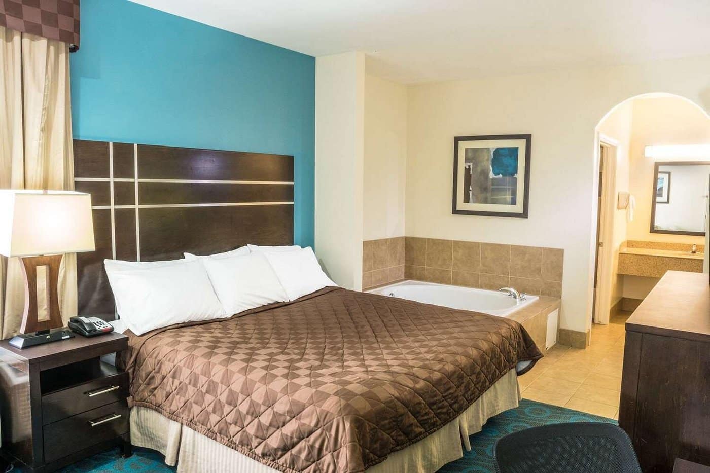 Days Inn by Wyndham Humble/Houston Intercontinental Airport has jacuzzi suites