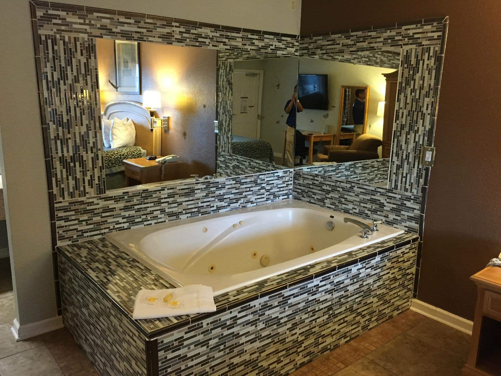 Days Inn by Wyndham New Braunfels has jacuzzi suites