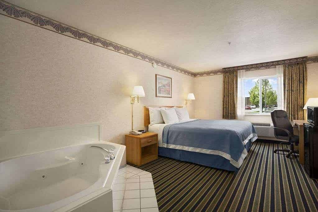 Days Inn by Wyndham Springville has jacuzzi suites