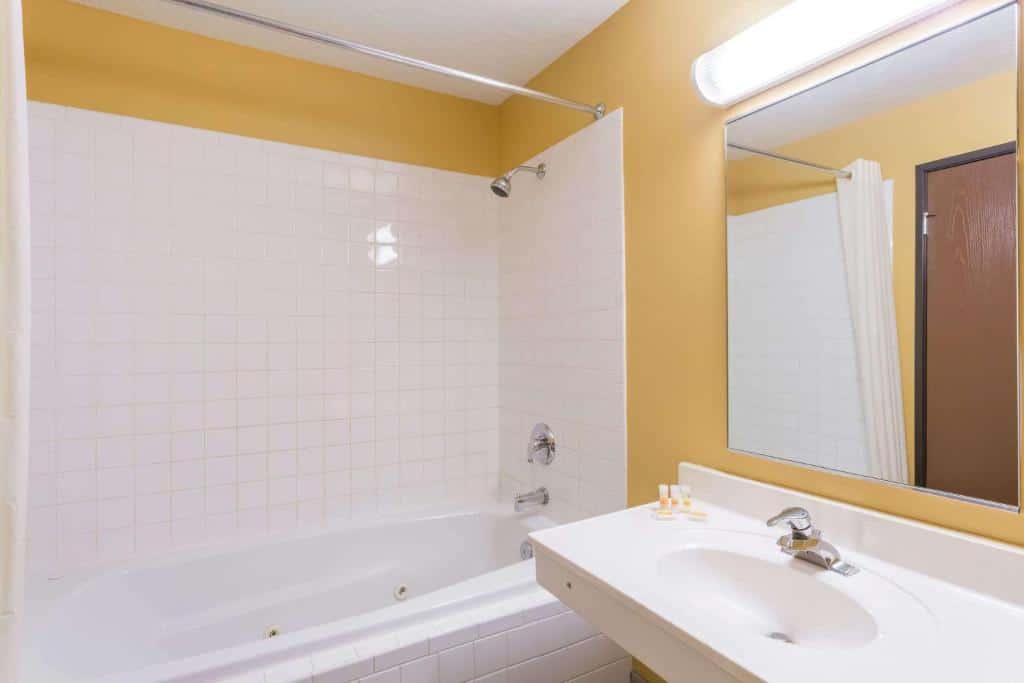 Days Inn by Wyndham Vernal has jacuzzi suites