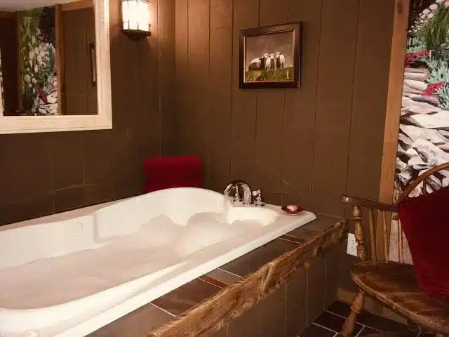 Deerhill Inn has jacuzzi suites
