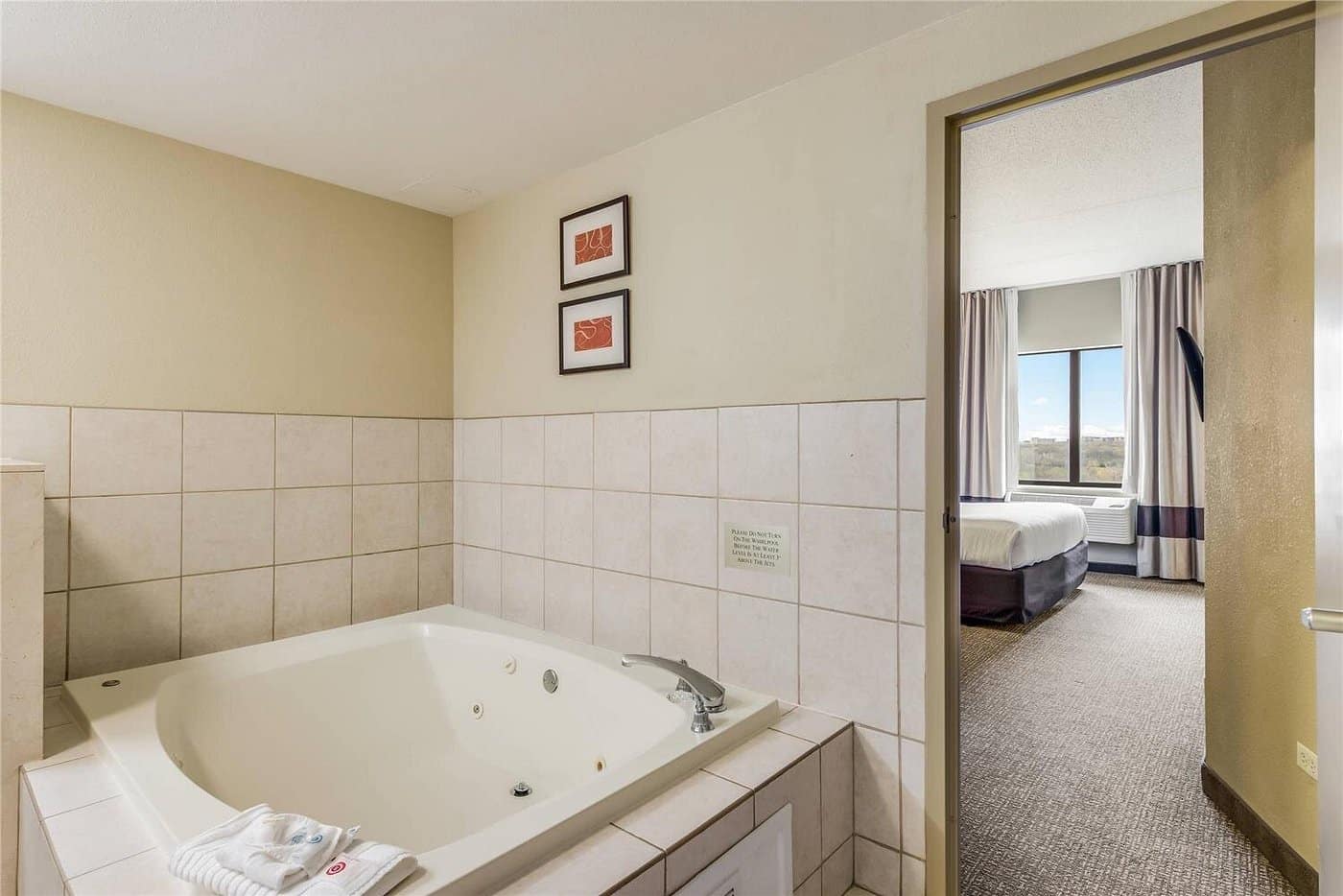 Delta Hotels Chicago O'hare Airport has jacuzzi suites