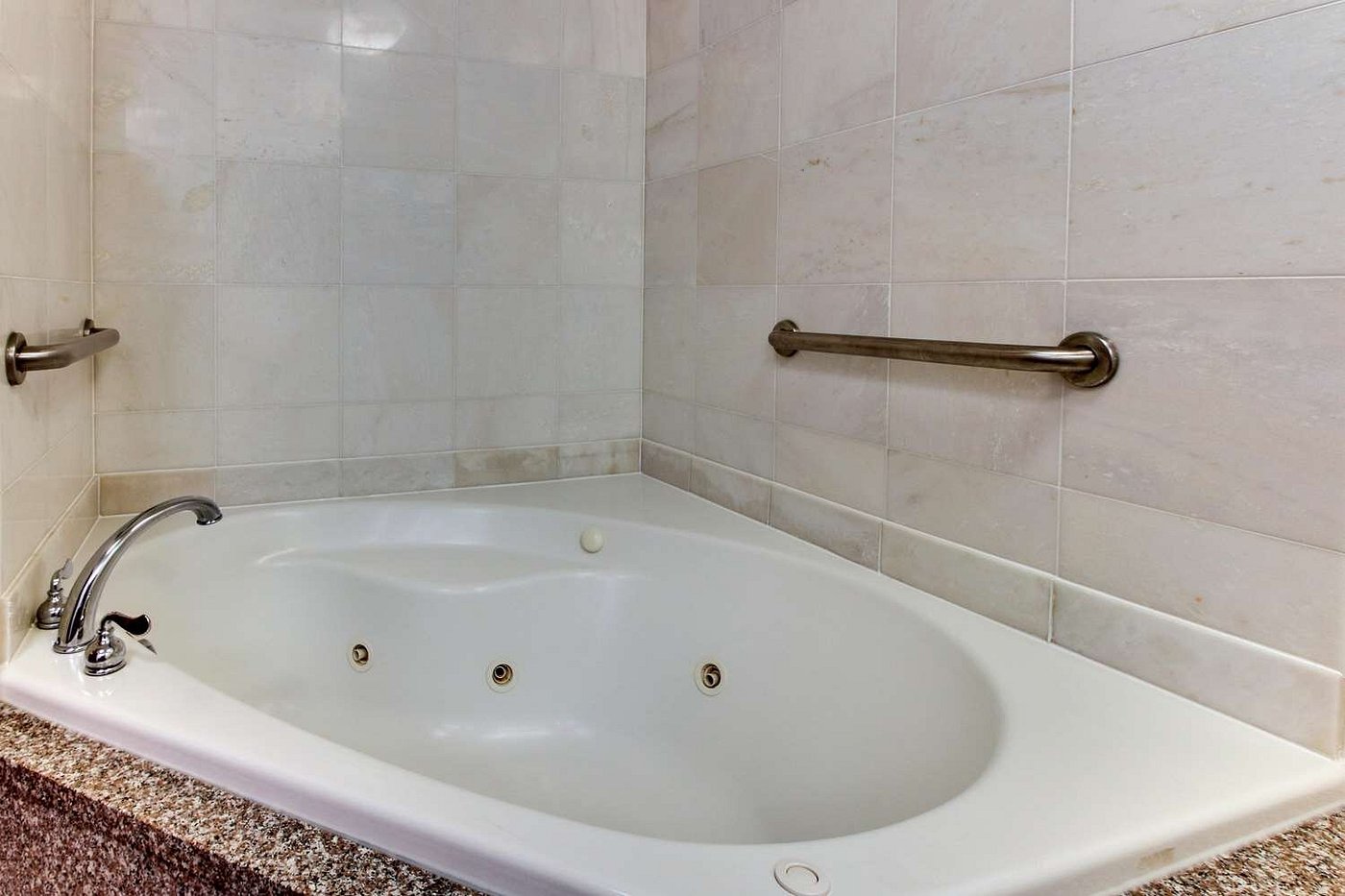 Drury Inn & Suites Meridian has jacuzzi suites