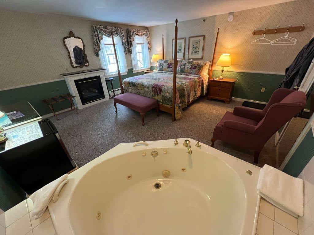 Echo Lake Inn has jacuzzi suites