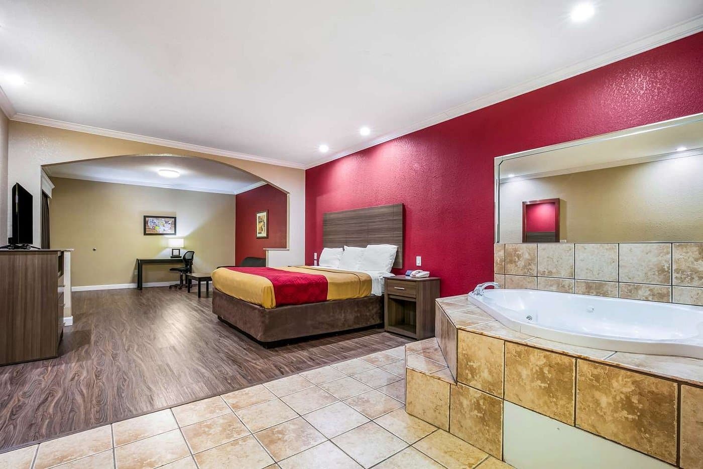 Econo Lodge Inn & Suites Horn Lake has jacuzzi suites
