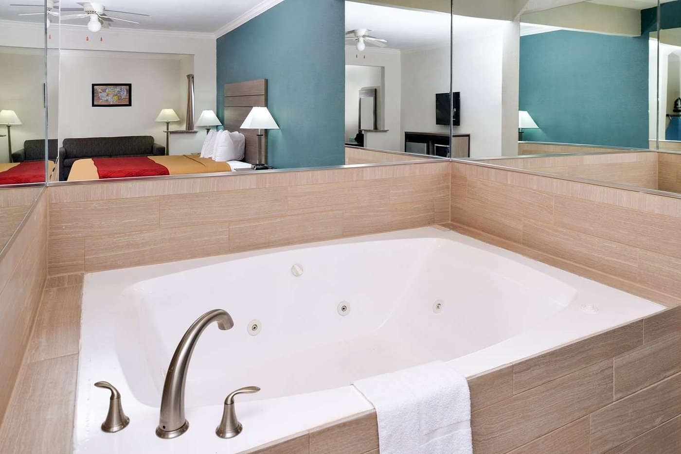 Econo Lodge Inn & Suites Port Arthur Near Sabine Pass has jacuzzi suites