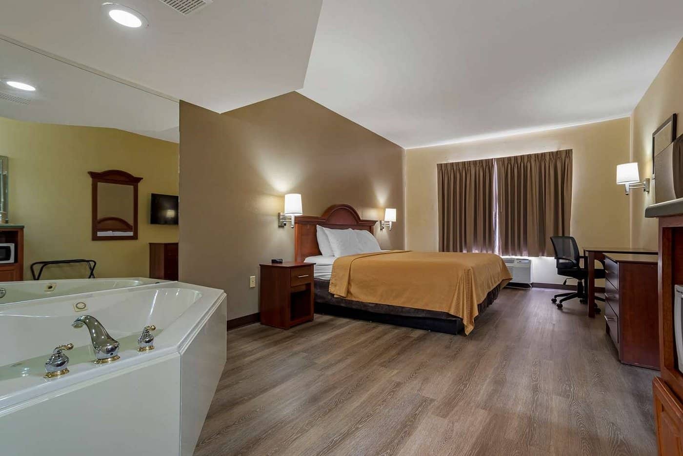 Econo Lodge Inn and Suites Flowood has jacuzzi suites