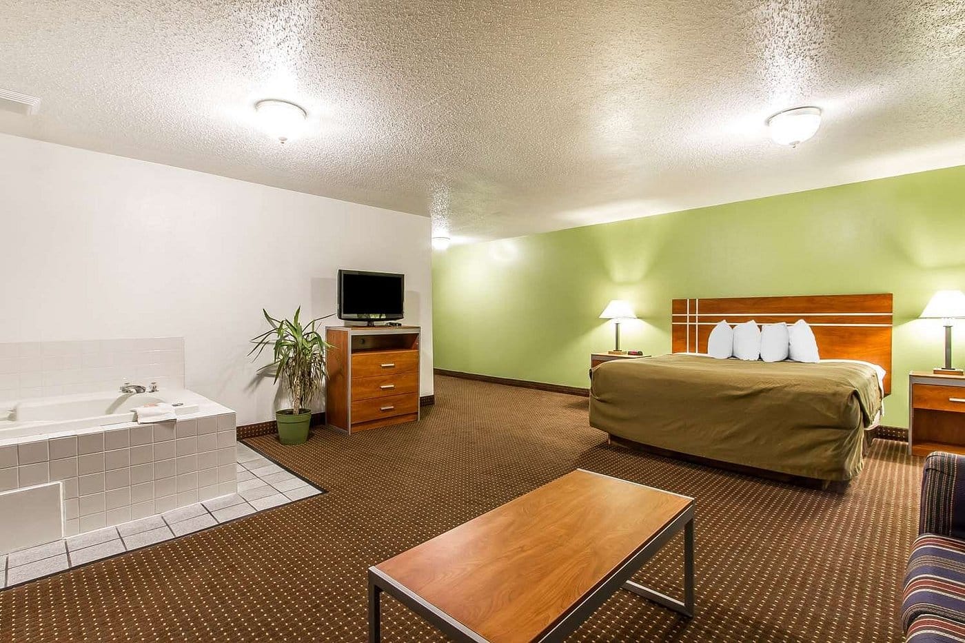 Econo Lodge & Suites Pekin has jacuzzi suites