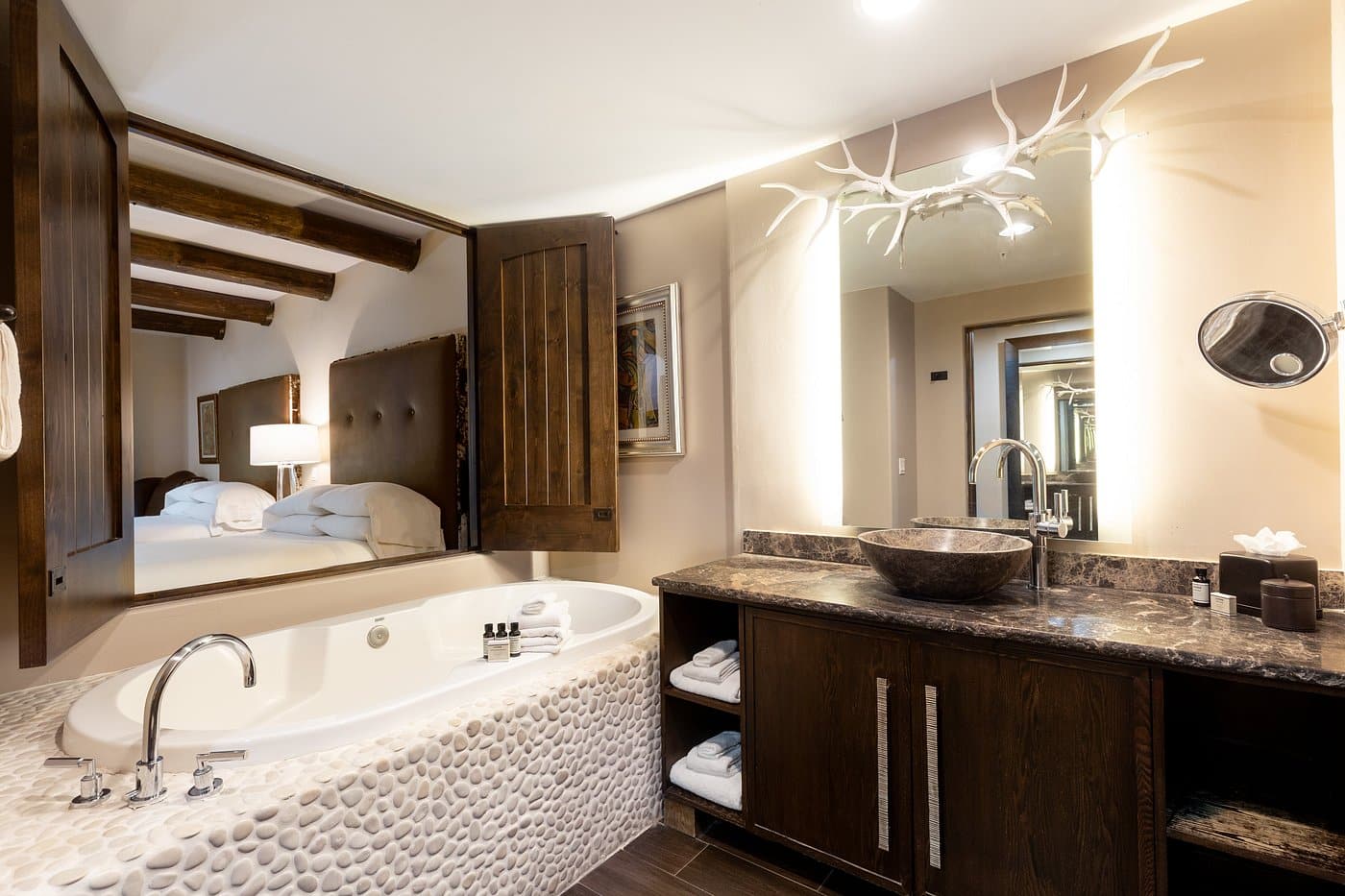 El Monte Sagrado has jacuzzi suites